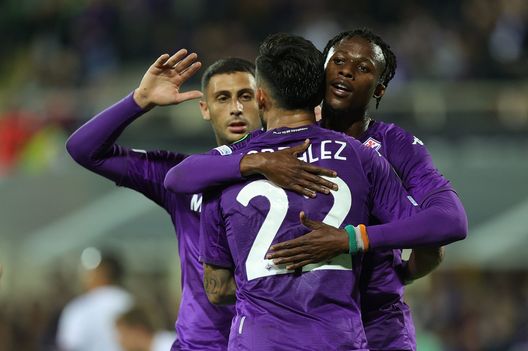 FLORENCE, ITALY - OCTOBER 13: Nicolas Ivan Gonzalez of ACF Fiorentina celebrates after scoring a goal during the UEFA Europa Conference League group A match between ACF Fiorentina and Heart of Midlothian at Stadio Artemio Franchi on October 13, 2022 in Florence, Italy. (Photo by Gabriele Maltinti/Getty Images) La probabile formazione: Jovic non ti fermare, finalmente Nico. Ecco i migliori- immagine 2