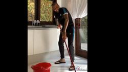 VIDEO / Dani Alves, le pulizie di casa a ritmo di musica: “Se non si fa così…”