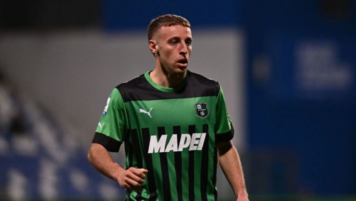 REGGIO NELL'EMILIA, ITALY - MARCH 06: Davide Frattesi of US Sassuolo looks on during the Serie A match between US Sassuolo and US Cremonese at Mapei Stadium - Citta' del Tricolore on March 06, 2023 in Reggio nell'Emilia, Italy. (Photo by Alessandro Sabattini/Getty Images) Gazzetta: “Frattesi è un obiettivo sempre più concreto per la Juve del 2023-24” - immagine 1