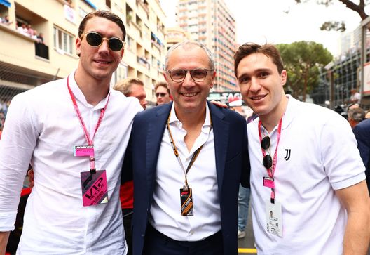 MONTE-CARLO, MONACO - MAY 29: Stefano Domenicali, CEO of the Formula One Group, (C) poses for a photo with Dusan Vlahovic (L) and Federico Chiesa (R) on the grid ahead of the F1 Grand Prix of Monaco at Circuit de Monaco on May 29, 2022 in Monte-Carlo, Monaco. (Photo by Mark Thompson/Getty Images) Bilancio (economico) in attivo: Chiesa e Vlahovic fanno ricca la Fiorentina- immagine 2