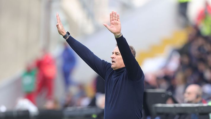 LA SPEZIA, ITALY - MARCH 05: Leonardo Semplici manager of Spezia Calcio gestures during the Serie A match between Spezia Calcio and Hellas Verona at Stadio Alberto Picco on March 5, 2023 in La Spezia, Italy. (Photo by Gabriele Maltinti/Getty Images) Spezia, Semplici: “Inter? Si parte da 0-0, devo convincere i calciatori che…” - immagine 1