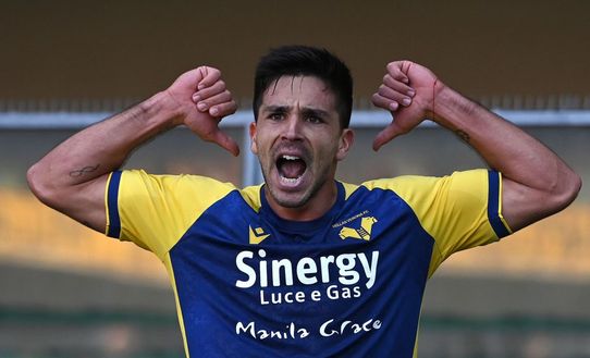 VERONA, ITALY - OCTOBER 24: Giovanni Simeone of Hellas Veronacelebrates after scoring the opening goal during the Serie A match between Hellas and SS Lazio at Stadio Marcantonio Bentegodi on October 24, 2021 in Verona, Italy. (Photo by Alessandro Sabattini/Getty Images) El Cholo intoccabile, i Simeone no: Giovanni, Gianluca e Giuliano hanno cambiato squadra- immagine 2