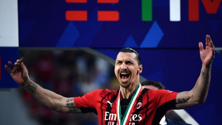 AC Milan's Swedish forward Zlatan Ibrahimovic, holding a cigar, celebrates during the winner's trophy ceremony after AC Milan won the Italian Serie A football match between Sassuolo and AC Milan, securing the 'Scudetto' championship on May 22, 2022 at the Mapei - Citta del Tricolore stadium in Sassuolo. (Photo by Filippo MONTEFORTE / AFP) (Photo by FILIPPO MONTEFORTE/AFP via Getty Images) Ibra: “Le ultime sul rientro! Leao, altro livello: fa paura. Giroud, De Ketelaere e uno forte forte…” - immagine 1
