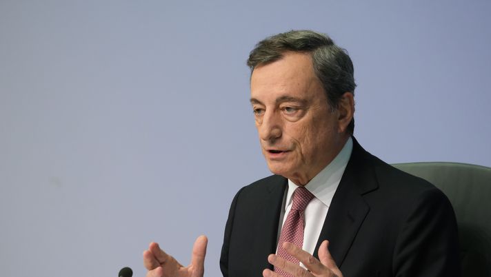 FRANKFURT AM MAIN, GERMANY - SEPTEMBER 12: Mario Draghi, President of the European Central Bank, speaks to the media following a meeting of the ECB governing board on September 12, 2019 in Frankfurt am Main, Germany. Draghi announced the board had agreed to drop the ECB's key rate by 10 basis points in an effort to stimulate Eurozone economies. (Photo by Sean Gallup/Getty Images) Draghi telefona a Gravina: “Calcio valuti stop o porte chiuse” - immagine 1