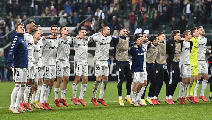 WARSAW, POLAND - SEPTEMBER 30: Players of Legia Warsaw celebrate after victory in the UEFA Europa League group C match between Legia Warszawa and Leicester City at Wojska Polskiego Stadium on September 30, 2021 in Warsaw, Poland. (Photo by Adam Nurkiewicz/Getty Images) FOCUS AVVERSARIO – Legia Varsavia, leone in Europa ma non profeta in patria - immagine 1
