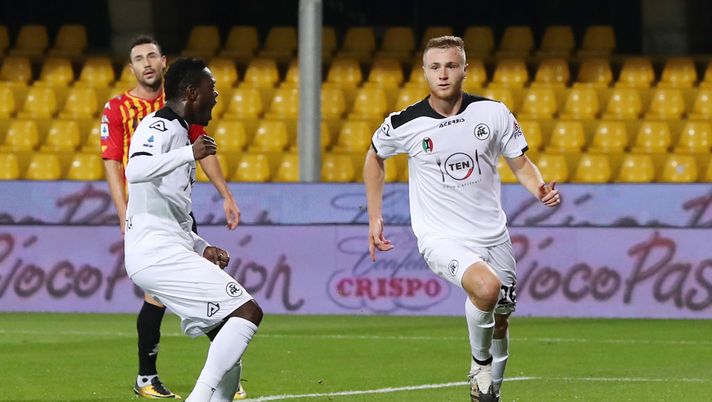 BENEVENTO, ITALY - NOVEMBER 07: Tommaso Pobega of Spezia Calcio celebrates after scoring the 0-1 goal during the Serie A match between Benevento Calcio and Spezia Calcio at Stadio Ciro Vigorito on November 07, 2020 in Benevento, Italy. (Photo by Francesco Pecoraro/Getty Images) 
