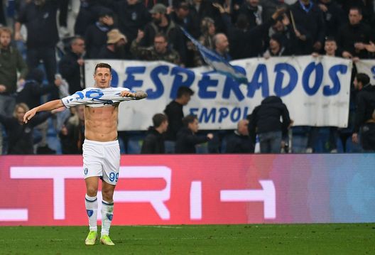 REGGIO NELL'EMILIA, ITALY - OCTOBER 31: Andrea Pinamonti of Empoli FC celebrates after scoring the 1-1 goal during the Serie A match between US Sassuolo and Empoli FC at Mapei Stadium - Citta' del Tricolore on October 31, 2021 in Reggio nell'Emilia, Italy. (Photo by Alessandro Sabattini/Getty Images) Pinamonti: “Il derby con la Fiorentina dà la spinta giusta per tornare al risultato pieno” - immagine 1