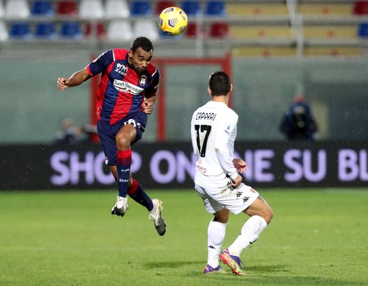  CROTONE, ITALY - JANUARY 17: Djidji of Crotone competes for the ball with Gianluca Caprari of Benevento during the Serie A match between FC Crotone and Benevento Calcio at Stadio Comunale Ezio Scida on January 17, 2021 in Crotone, Italy. (Photo by Maurizio Lagana/Getty Images) 