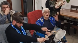 L’emozionante esultanza della nonnina tifosa del Napoli al gol di Juan Jesus
