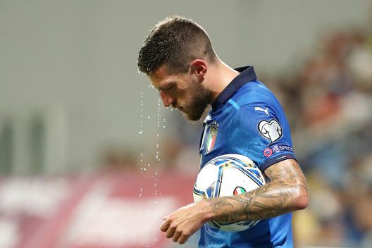 REGGIO NELL'EMILIA, ITALY - SEPTEMBER 08: Cristiano Biraghi of Italy is seen with water dripping off his head during the 2022 FIFA World Cup Qualifier match between Italy and Lithuania at Mapei Stadium - Citta' del Tricolore on September 08, 2021 in Reggio nell'Emilia, Italy. (Photo by Marco Luzzani/Getty Images)