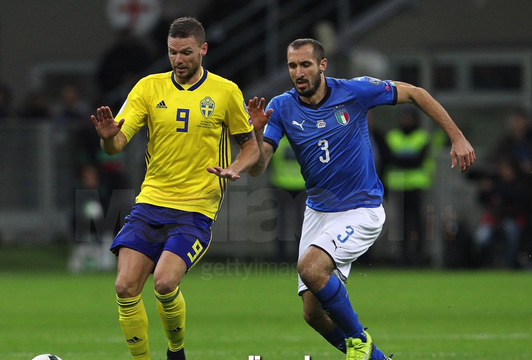  MILAN, ITALY - NOVEMBER 13:  Giorgio Chiellini of Italy (R) competes for the ball with Marcus Berg of Sweden during the FIFA 2018 World Cup Qualifier Play-Off: Second Leg between Italy and Sweden at San Siro Stadium on November 13, 2017 in Milan, Sweden.  (Photo by Marco Luzzani/Getty Images) 