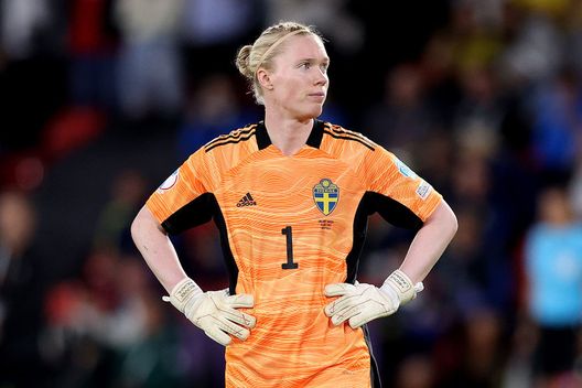 SHEFFIELD, ENGLAND - JULY 26: Hedvig Lindahl of Sweden reacts after Fran Kirby of England ( not pictured ) scores their side's fourth goal during the UEFA Women's Euro 2022 Semi Final match between England and Sweden at Bramall Lane on July 26, 2022 in Sheffield, England. (Photo by Naomi Baker/Getty Images) Lindahl, serata alla… Karius: “Ho sbagliato ma ho letto una marea di insulti, voglio lasciare la nazionale” - immagine 1