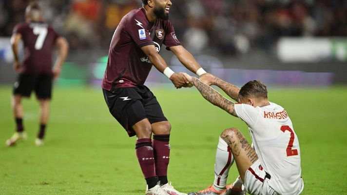 SALERNO, ITALY - AUGUST 14: Tonny Vilhena of Salernitana helps Rick Karsdorp of AS Roma after the Serie A match between Salernitana and AS Roma at Stadio Arechi on August 14, 2022 in Salerno, . (Photo by Francesco Pecoraro/Getty Images) La Gazzetta premia Vilhena: “Tiene la squadra in pugno, acquisto azzeccato” - immagine 1