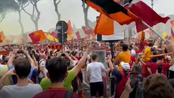 VIDEO – I tifosi della Roma cantano per le strade della città: inno da brividi