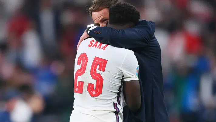 Gareth Southgate (C.T. Inghilterra) abbraccia Bukayo Saka agli Europei 2021 | News (Getty Images)