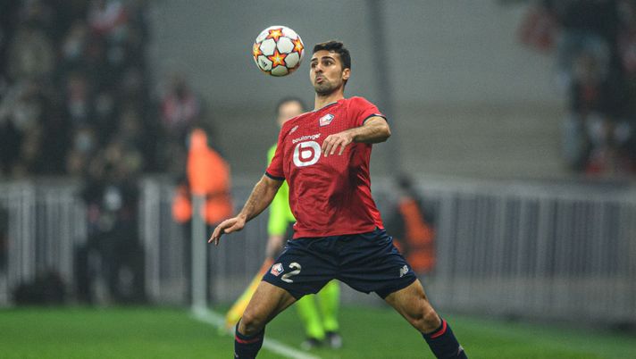 LILLE, FRANCE - NOVEMBER 23: Zeki Celik of Lille stops the ball during the UEFA Champions League group G match between Lille OSC and RB Salzburg at Stade Pierre-Mauroy on November 23, 2021 in Lille, France. (Photo by Lukas Schulze/Getty Images) Di Marzio: “Roma, l’offerta per Celik non è ancora sufficiente. Il Lille sta dimostrando che…” - immagine 1