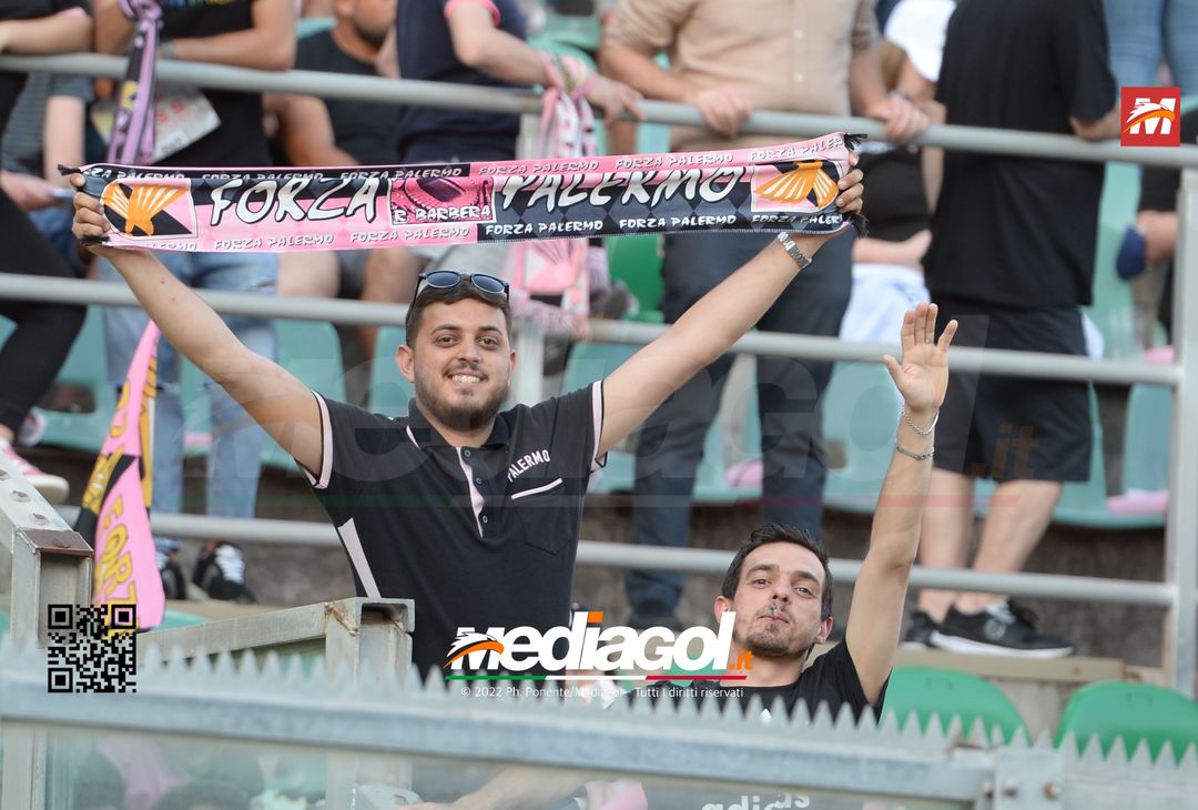 Fototifo, facce da Serie B. I tifosi allo stadio per Palermo-Padova 1-0 - immagine 89