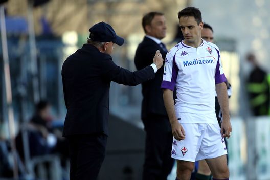 CAGLIARI, ITALY - MAY 12: Giuseppe Iachini coach of Fiorentina looks Giacomo Bonaventura during the Serie A match between Cagliari Calcio and ACF Fiorentina at Sardegna Arena on May 12, 2021 in Cagliari, Italy. (Photo by Enrico Locci/Getty Images) CAGLIARI, ITALY - MAY 12: Giuseppe Iachini coach of Fiorentina looks Giacomo Bonaventura during the Serie A match between Cagliari Calcio and ACF Fiorentina at Sardegna Arena on May 12, 2021 in Cagliari, Italy. (Photo by Enrico Locci/Getty Images)