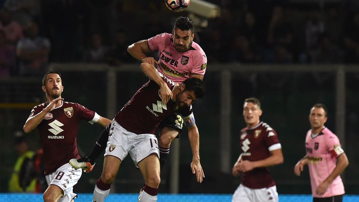 PALERMO, ITALY - OCTOBER 17: Bruno Henrique (top) of Palermo and Marco Benassi of Torino compete for the ball during the Serie A match between US Citta di Palermo and FC Torino at Stadio Renzo Barbera on October 17, 2016 in Palermo, Italy.  (Photo by Tullio M. Puglia/Getty Images) 