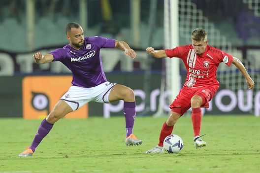 FLORENCE, ITALY - AUGUST 18: Arthur Mendonça Cabral of ACF Fiorentina in action against Daan Rots of FC Twente during the UEFA Europa Conference League 2022/23 Play-offs First Leg match between ACF Fiorentina and FC Twente at Artemio Franchi on August 18, 2022 in Florence, Italy. (Photo by Gabriele Maltinti/Getty Images) Cabral