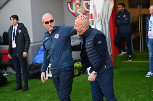 CREMONA, ITALY - MARCH 12: Coach Davide Ballardini of US Cremonese and coach Vincenzo Italiano of ACF Fiorentina greet each othr before the Serie A match between US Cremonese and ACF Fiorentina at Stadio Giovanni Zini on March 12, 2023 in Cremona, Italy. (Photo by Marco M. Mantovani/Getty Images) Tutti i meriti di Italiano: un turnover più spinto per continuare a vincere- immagine 2