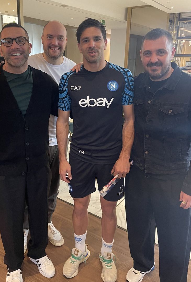 GALLERY Invasione dei tifosi del Napoli in Spagna: gli scatti con i calciatori - immagine 3