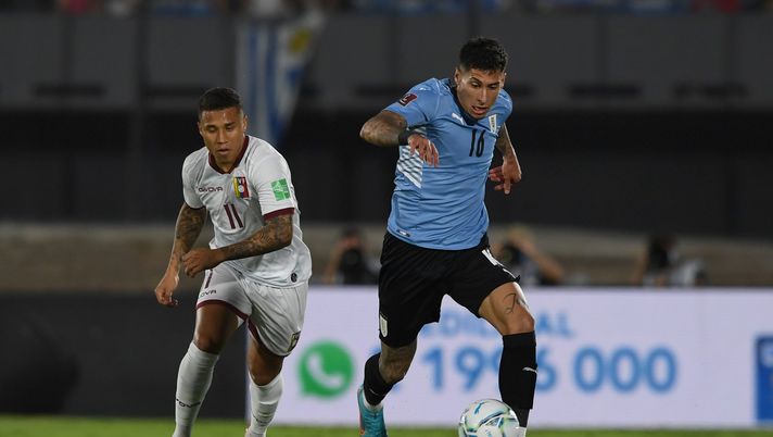 MONTEVIDEO, URUGUAY - FEBRUARY 01: Mathias Olivera of Uruguay drives the ball past Darwin Machís of Venezuela during a match between Uruguay and Venezuela as part of FIFA World Cup Qatar 2022 Qualifiers at Centenario Stadium on February 01, 2022 in Montevideo, Uruguay. (Photo by Pablo Porciuncula - Pool/Getty Images) FOTO Olivera mostra orgoglioso il suo numero di maglia al Mondiale con l’Uruguay - immagine 1