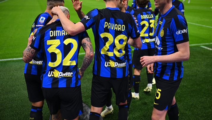 MILAN, ITALY - APRIL 01: Federico Dimarco of FC Internazionale celebrates with teammates after scoring their team's first goal during the Serie A TIM match between FC Internazionale and Empoli FC at Stadio Giuseppe Meazza on April 01, 2024 in Milan, Italy. (Photo by Mattia Ozbot - Inter/Inter via Getty Images) (Photo by Mattia Ozbot - Inter/Inter via Getty Images) Serie A, Inter-Empoli 2-0: decidono Dimarco e Sanchez, il Milan resta a -14 - immagine 1