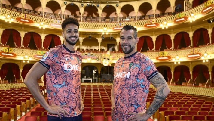A ruba la nuova t-shirt del Cadice: è il kit di Carnevale del club andaluso - immagine 1