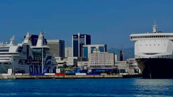 Tifosi Samp, guardate genoani: sul Porto di Genova l’anticiclone è blucerchiato Tifosi Samp, guardate genoani: sul Porto di Genova l’anticiclone è blucerchiato