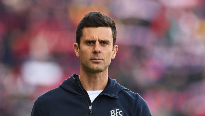 BOLOGNA, ITALY - FEBRUARY 12: Thiago Motta, Head Coach of Bologna FC, looks on prior to the Serie A match between Bologna FC and AC Monza at Stadio Renato Dall'Ara on February 12, 2023 in Bologna, Italy. (Photo by Alessandro Sabattini/Getty Images) Motta: “Soriano e Barrow, vi spiego. Fastidio per gli avversari che svengono” - immagine 1