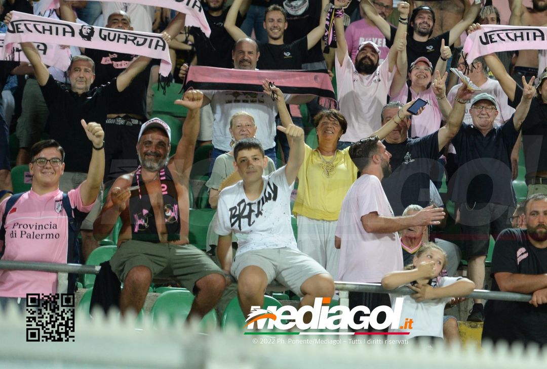 FOTOTIFO, Palermo-Genoa 1-0: i tifosi allo stadio “Renzo Barbera” (Gallery) - immagine 17