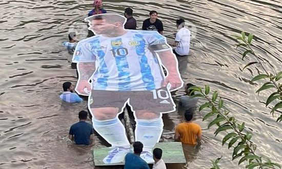 India, la gigantografia di Messi sorge in mezzo al fiume…- immagine 3
