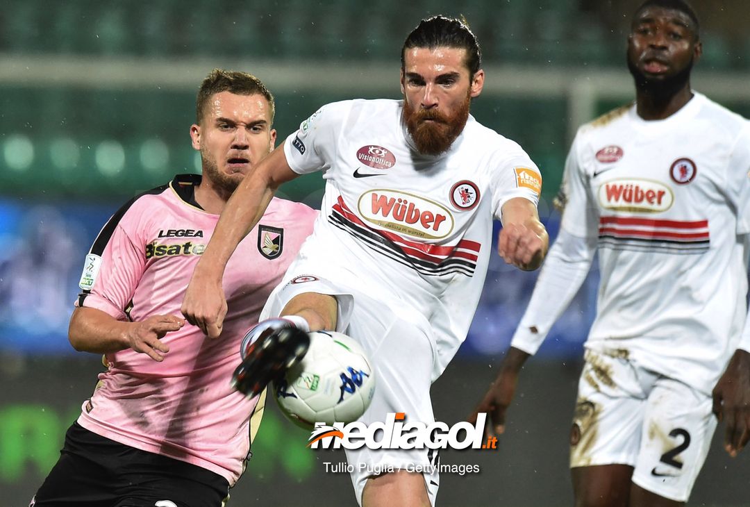  PALERMO, ITALY - FEBRUARY 04: George Puscas (L) of Palermo and Luca Martinelli of Foggia compete for the ball during the Serie B match between US Citta di Palermo and Foggia at Stadio Renzo Barbera on February 04, 2019 in Palermo, Italy. (Photo by Tullio M. Puglia/Getty Images) 