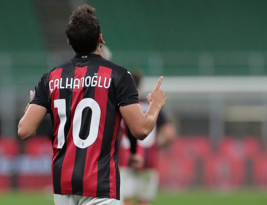 Hakan Calhanoglu, numero 10 rossonero Hakan Calhanoglu, numero 10 rossonero