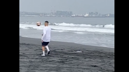 VIDEO Inter, Sanchez in stile “Maravilla”: il cileno palleggia così in spiaggia