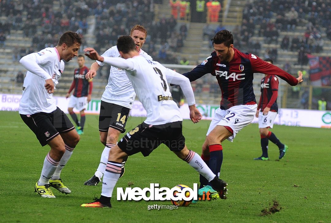  BOLOGNA, ITALY - NOVEMBER 20: Luca Rizzo # 22 of Bologna FC in action during the Serie A match between Bologna FC and US Citta di Palermo at Stadio Renato Dall'Ara on November 20, 2016 in Bologna, Italy.  (Photo by Mario Carlini / Iguana Press/Getty Images) 