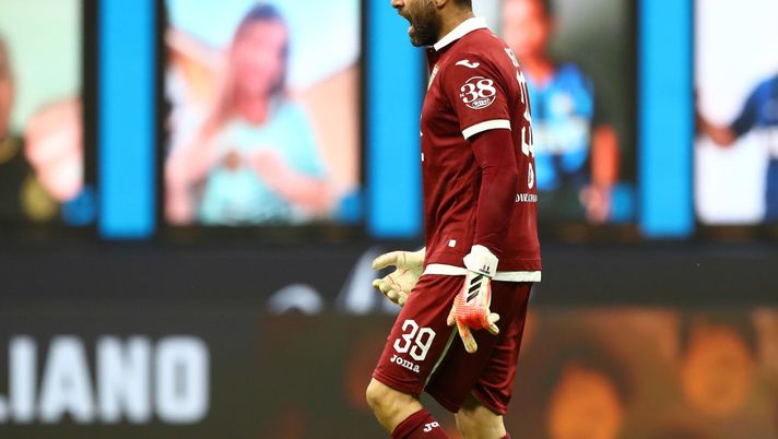 MILAN, ITALY - JULY 13:  Salvatore Sirigu of Torino FC shouts to his team-mates during the Serie A match between FC Internazionale and Torino FC at Stadio Giuseppe Meazza on July 13, 2020 in Milan, Italy.  (Photo by Marco Luzzani/Getty Images) 