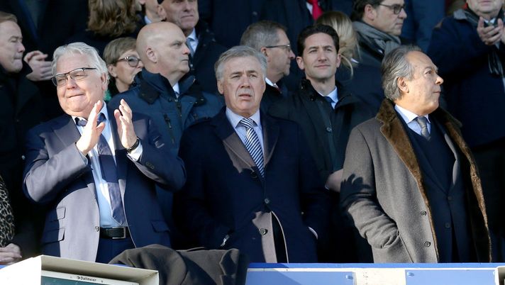 LIVERPOOL, ENGLAND - DECEMBER 21: Chaiman of Everton Bill Kenwright, Manager of Everton Carlo Ancelotti and Everton owner Farhad Moshiri look on during the Premier League match between Everton FC and Arsenal FC at Goodison Park on December 21, 2019 in Liverpool, United Kingdom. (Photo by Jan Kruger/Getty Images) LIVERPOOL, ENGLAND - DECEMBER 21: Chaiman of Everton Bill Kenwright, Manager of Everton Carlo Ancelotti and Everton owner Farhad Moshiri look on during the Premier League match between Everton FC and Arsenal FC at Goodison Park on December 21, 2019 in Liverpool, United Kingdom. (Photo by Jan Kruger/Getty Images)