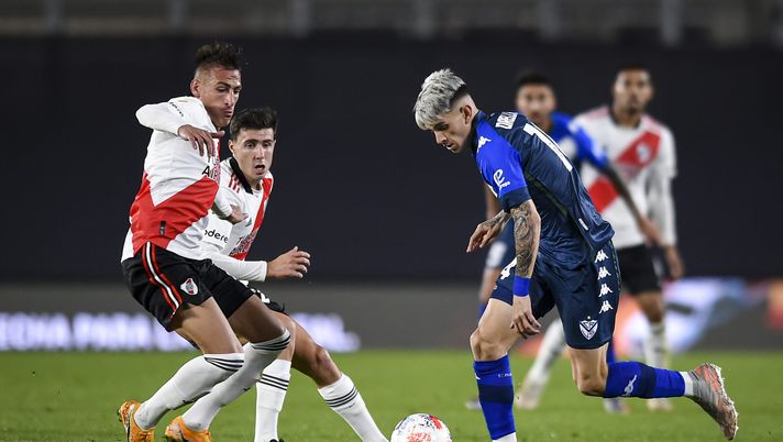 BUENOS AIRES, ARGENTINA - AUGUST 14: Luca Orellano of Velez Sarsfield fights for the ball with Braian Romero of River Plate during a match between River Plate and Velez Sarsfield as part of Torneo Liga Profesional 2021 at Estadio Monumental Antonio Vespucio Liberti on August 14, 2021 in Buenos Aires, Argentina. (Photo by Marcelo Endelli/Getty Images) Dalla prossima settimana si accende il mercato: da Orellano ai rinnovi - immagine 1
