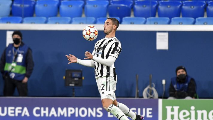 SAINT PETERSBURG, RUSSIA - OCTOBER 20: Mattia De Sciglio of Juventus hits the ball with his chest to keep control during the UEFA Champions League group H match between Zenit St. Petersburg and Juventus at Gazprom Arena on October 20, 2021 in Saint Petersburg, Russia. (Photo by Filippo Alfero - Juventus FC/Juventus FC via Getty Images) De Sciglio, oggi gli esami per verificare le condizioni - immagine 1