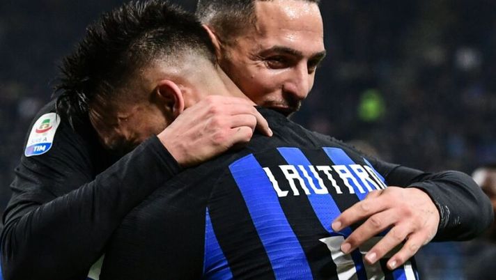 Inter Milan's Argentine forward Lautaro Martinez (L) celebrates after scoring with Inter Milan's Italian defender Danilo D'Ambrosio during the Italian Serie A football match Inter Milan vs Frosinone on November 24, 2018 at the San Siro stadium in Milan. (Photo by Miguel MEDINA / AFP) (Photo credit should read MIGUEL MEDINA/AFP/Getty Images) L’agente di D’Ambrosio: “Ecco quanto dovrà star fuori: ci ha giocato sopra perché…” - immagine 1