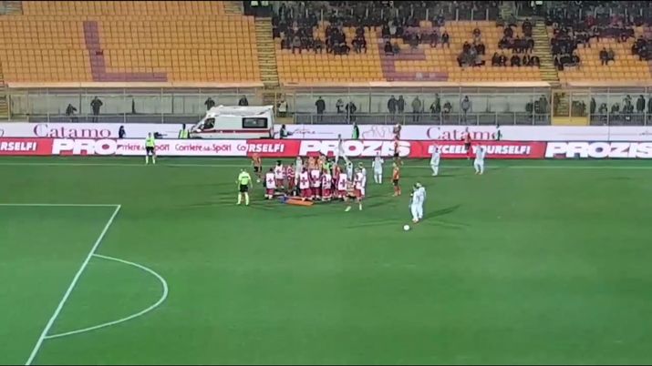 Serie B, Lecce-Ascoli: paura al “Via del Mare”, Scavone perde i sensi dopo uno scontro aereo 