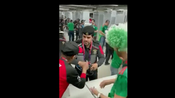 VIDEO / Messico, un tifoso nasconde l’alcol nel binocolo