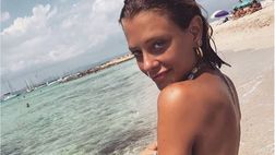 SOCIAL / Silvia Provvedi è scatenata: foto hot in topless in riva al mare