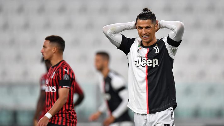 Cristiano Ronaldo si dispera per aver sbagliato un calcio di rigore in Juventus-Milan di Coppa Italia (credits: GETTY Images) 