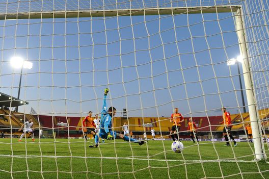 BENEVENTO, ITALY - MARCH 13: Dusan Vlahovic of ACF Fiorentina scores their team's first goal during the Serie A match between Benevento Calcio and ACF Fiorentina at Stadio Ciro Vigorito on March 13, 2021 in Benevento, Italy. Sporting stadiums around Italy remain under strict restrictions due to the Coronavirus Pandemic as Government social distancing laws prohibit fans inside venues resulting in games being played behind closed doors. (Photo by Francesco Pecoraro/Getty Images) BENEVENTO, ITALY - MARCH 13: Dusan Vlahovic of ACF Fiorentina scores their team's first goal during the Serie A match between Benevento Calcio and ACF Fiorentina at Stadio Ciro Vigorito on March 13, 2021 in Benevento, Italy. Sporting stadiums around Italy remain under strict restrictions due to the Coronavirus Pandemic as Government social distancing laws prohibit fans inside venues resulting in games being played behind closed doors. (Photo by Francesco Pecoraro/Getty Images)