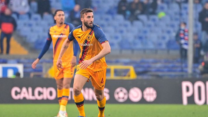 GENOA, ITALY - APRIL 03: Bryan Cristante of AS Roma in action during the Serie A match between UC Sampdoria and AS Roma at Stadio Luigi Ferraris on April 03, 2022 in Genoa, Italy. (Photo by Fabio Rossi/AS Roma via Getty Images) Cristante: la normalità di essere Special. Sempre presente, ma manca il rinnovo - immagine 1