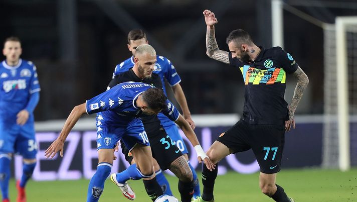 EMPOLI, ITALY - OCTOBER 27: Nedim Bajrami of Empoli FC battles for the ball with Marcelo Brozovic of FC Internazionale during the Serie A match between Empoli FC and FC Internazionale at Stadio Carlo Castellani on October 27, 2021 in Empoli, Italy. (Photo by Gabriele Maltinti/Getty Images) Rino Foschi: “Empoli-Inter rigore netto, il Var deve diventare la moviola in campo” - immagine 1