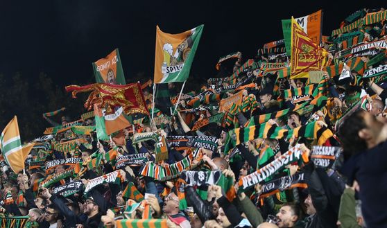 VENICE, ITALY - OCTOBER 18: Supporters of Venezia during the Serie A match between Venezia FC and ACF Fiorentina at Stadio Pier Luigi Penzo on October 18, 2021 in Venice, Italy. (Photo by Maurizio Lagana/Getty Images) VENICE, ITALY - OCTOBER 18: Supporters of Venezia during the Serie A match between Venezia FC and ACF Fiorentina at Stadio Pier Luigi Penzo on October 18, 2021 in Venice, Italy. (Photo by Maurizio Lagana/Getty Images)